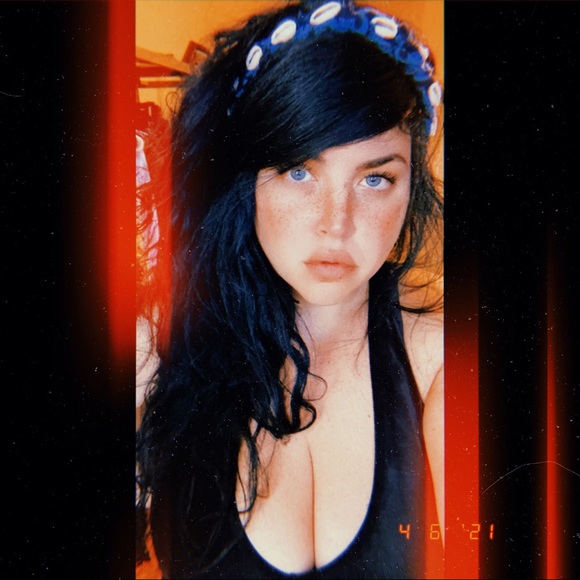 Meet your Posher, Kaleigh Katherine - Picture 1 of 5